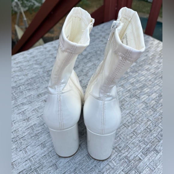 White PU booties, pointy nose, soft shaft, great condition, size 10M - Picture 8 of 8